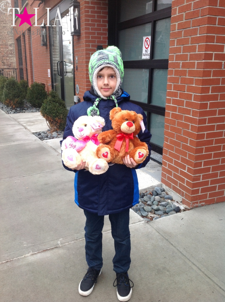 Мы идем в школу поздравлять наших девочек!